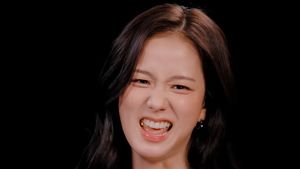 Ekspresi Jisoo BLACKPINK Makan Ayam Super Pedas di Hot Ones, Bikin Gemas