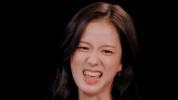 Ekspresi Jisoo BLACKPINK Makan Ayam Super Pedas di Hot Ones, Bikin Gemas