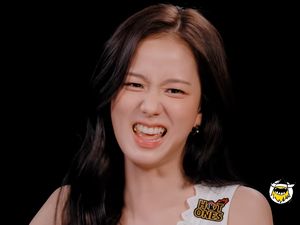 Ekspresi Jisoo BLACKPINK Makan Ayam Super Pedas di Hot Ones, Bikin Gemas