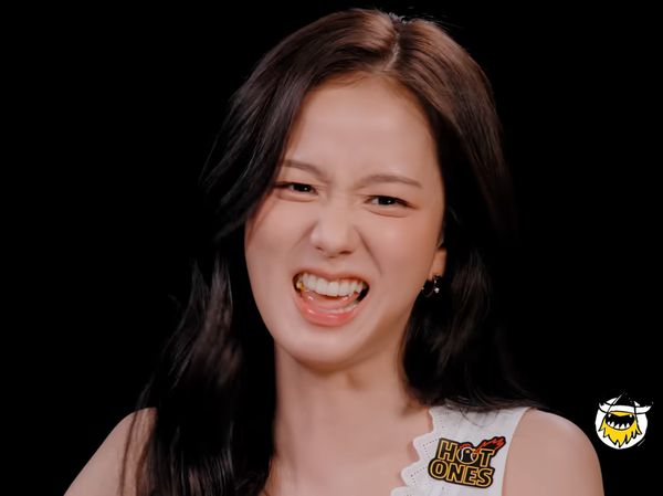 Ekspresi Jisoo BLACKPINK Makan Ayam Super Pedas di Hot Ones, Bikin Gemas