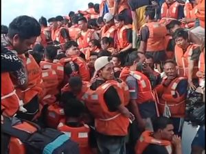 Ratusan Penumpang KM Mutiara yang Hampir Ludes Terbakar Lompat ke Laut