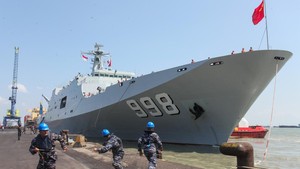 Kapal Qi Jiguang dan Kunlun Shan China Singgah di Surabaya
