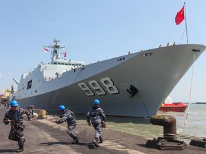 Kapal Qi Jiguang dan Kunlun Shan China Singgah di Surabaya