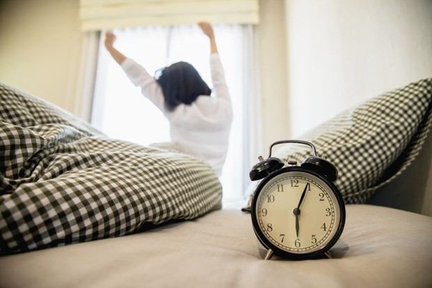Kebiasaan pagi produktif dapat dimulai dengan membiasakan diri langsung bangun saat alarm berbunyi. Kebiasaan sederhana ini membantu tubuh menyesuaikan ritme harian dan mengurangi keinginan untuk kembali tidur. Dengan konsistensi, rutinitas pagi dapat berjalan lebih teratur dan mendukung aktivitas sepanjang hari.
