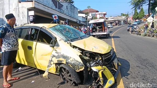 Penampakan Toyota Ayla Ringsek Usai Diduga Rem Blong di Turunan Bromo