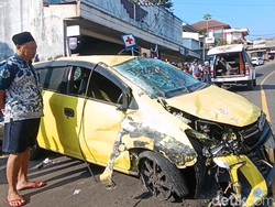 Ayla Tabrak Pikap di Jalur Bromo Diduga Rem Blong, 3 Orang Luka-luka