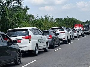 Jalan Trans Kalteng-Kalbar Macet Parah Saat Diperbaiki, Truk CPO Ikut Terjebak