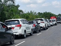 Jalan Trans Kalteng-Kalbar Macet Parah Saat Diperbaiki, Truk CPO Ikut Terjebak