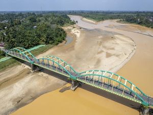Kemarau Surutkan Sungai Batang Tembesi, Pasir Nyaris Tutupi Aliran