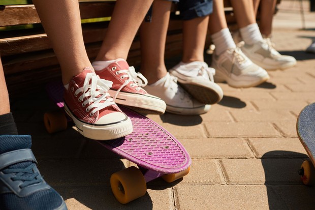 Kepribadian pemakai sneakers dikaitkan dengan pribadi yang aktif/Foto: Pexels.com/Norma Mortenson Sneakers sering dikaitkan dengan pribadi yang aktif, praktis, dan menyukai kenyamanan.