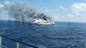 Kemenhub Kebut Evakuasi Penumpang KM Mutiara Sentosa yang Terbakar di Madura