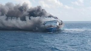 Potret KM Mutiara Sentosa 2 Bawa 250 Penumpang Terbakar di Laut Madura