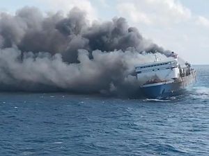 Polda Jatim Terjunkan Tim Selidiki Terbakarnya KM Mutiara Sentosa II