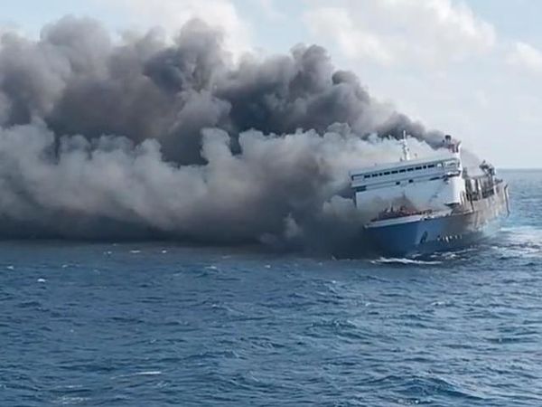 Potret KM Mutiara Sentosa 2 Bawa 250 Penumpang Terbakar di Laut Madura