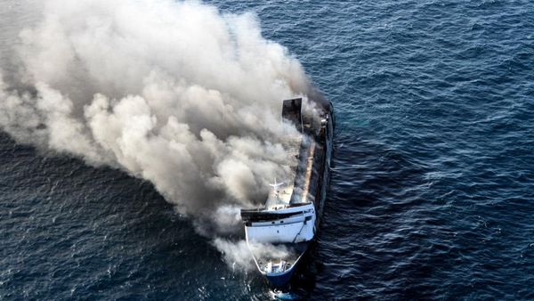 KM Mutiara Sentosa 2 Terbakar, Ratusan Penumpang Dievakuasi dari Laut Madura