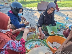 Rela Antre Sejak Subuh demi Nasi Sasak yang Lezat