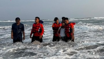 Momen Mengerikan Turis China Nyaris Terseret Arus Pantai Parangkusumo