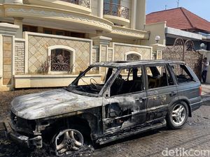 Detik-detik Range Rover Terbakar di Jalan Tampomas Gajahmungkur Semarang