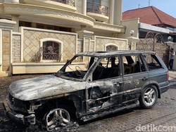 Detik-detik Range Rover Terbakar di Jalan Tampomas Gajahmungkur Semarang