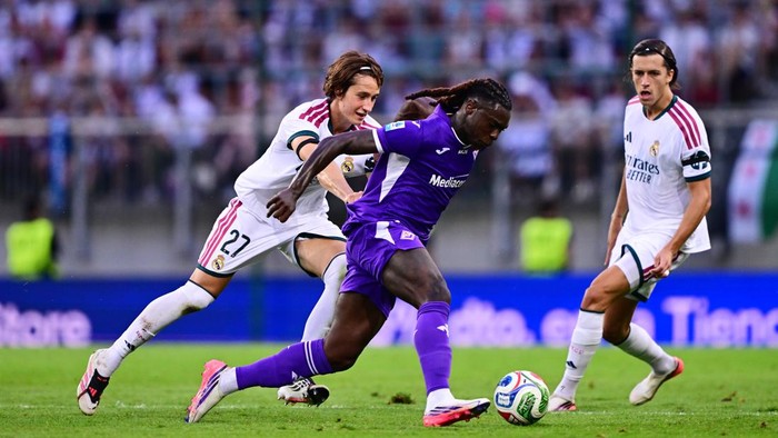 KLAGENFURT, AUSTRIA - AUGUST 01: Moise Kean of ACF Fiorentina is challenged by Joan Martinez of Real Madrid during the pre-season friendly match between Real Madrid and Fiorentina at Woerthersee Stadion on August 01, 2026 in Klagenfurt, Austria. (Pho