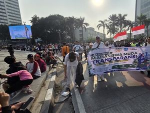 Mahasiswa Bersih-bersih di Area CFD Bundaran HI, Ajak Warga Pilah Sampah