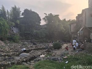 Sungai Ciliwung di Bogor Surut saat Kemarau, Jadi Tempat Bocah Main Layangan
