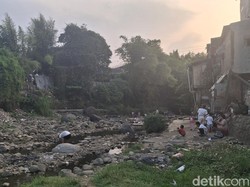 Sungai Ciliwung di Bogor Surut saat Kemarau, Jadi Tempat Bocah Main Layangan