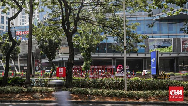 Tampak luar Mal Kota Kasablanka setelah pagar dicopot, Minggu (2/8). (CNN Indonesia/Febria Adha L).