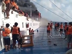 Kapal-kapal Mendekat untuk Evakuasi Penumpang KM Mutiara yang Terbakar