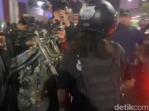 Geng Motor Vs Warga di Makassar Berujung 1 Orang Kena Busur-1 Motor Terbakar