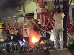 Video: Gangster Serang Warga Lagi di Makassar, 1 Motor Terbakar