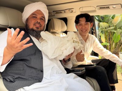 Bikin Haru! Willie Salim Beri Kado Ultah Mobil Mewah ke Ustaz Derry Sulaiman