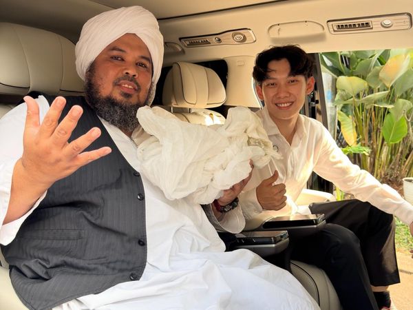 Bikin Haru! Willie Salim Beri Kado Ultah Mobil Mewah ke Ustaz Derry Sulaiman