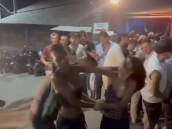Dua Turis Adu Mulut Berlanjut Jambak-jambakan Saat Antre Jagung Bakar di Canggu
