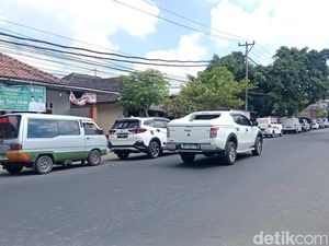 BBM Langka di Lombok Timur, Antrean Kendaraan hingga 500 Meter Warnai SPBU