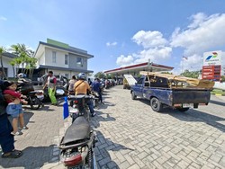 Warga Lombok Barat Keluhkan Antrean Panjang Saat Beli Pertalite di SPBU