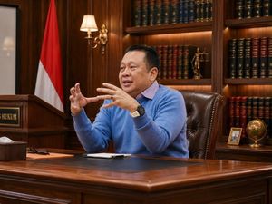 Membebaskan Sektor Riil dari Tekanan Merawat Independensi Bank Sentral