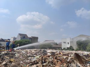Cegah Api Nyala Lagi, Damkar Tetap Semprot TPS Liar di Kramat Jati