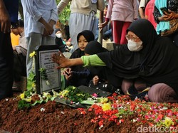 Tangis Keluarga Pecah Lepas Kepergian Diding Boneng Selamanya