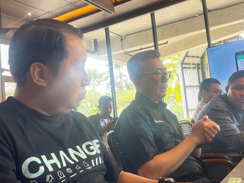 (Dua dari kiri) CEO Alva Purbaja Panja dalam obrolan dengan media di Tangerang, Senin (3/8/2026). (CNBC Indonesia/Ferry Sandi)