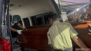 Isak Tangis Warnai Penyerahan Jenazah Korban KMP Mutiara Sentosa 2 di RS Bhayangkara