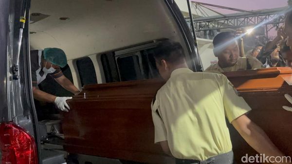 Isak Tangis Warnai Penyerahan Jenazah Korban KMP Mutiara Sentosa 2 di RS Bhayangkara
