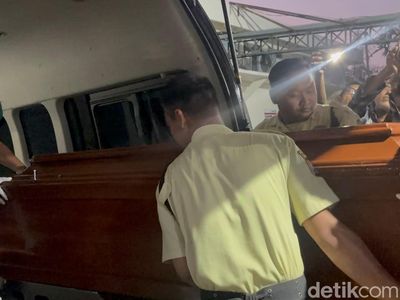 Isak Tangis Warnai Penyerahan Jenazah Korban KMP Mutiara Sentosa 2 di RS Bhayangkara
