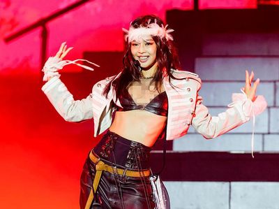 Jennie Cetak Sejarah Jadi Headliner di Lollapalooza, Bergaya Military Style