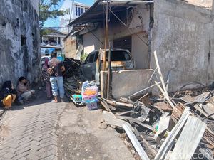 Tangis Ibu di Adhyaksa Makassar Usai Kebakaran Hanguskan Tabungan Sekolah Anak