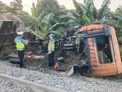 Truk Tertabrak KA di Perlintasan Tanpa Palang Sergai Sumut, Sopir Tewas