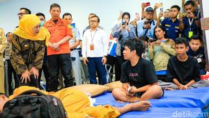 Momen Khofifah Jenguk Korban Selamat KMP Mutiara Sentosa 2