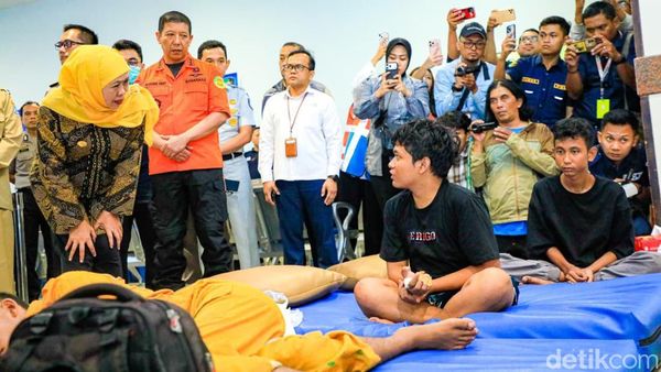 Momen Khofifah Jenguk Korban Selamat KMP Mutiara Sentosa 2