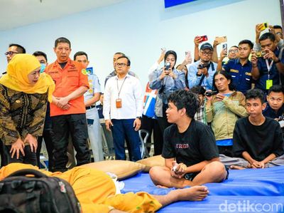 Momen Khofifah Jenguk Korban Selamat KMP Mutiara Sentosa 2