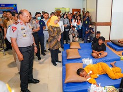 Khofifah Pastikan Evakuasi Penumpang KM Mutiara Sentosa 2 Terus Dilakukan!